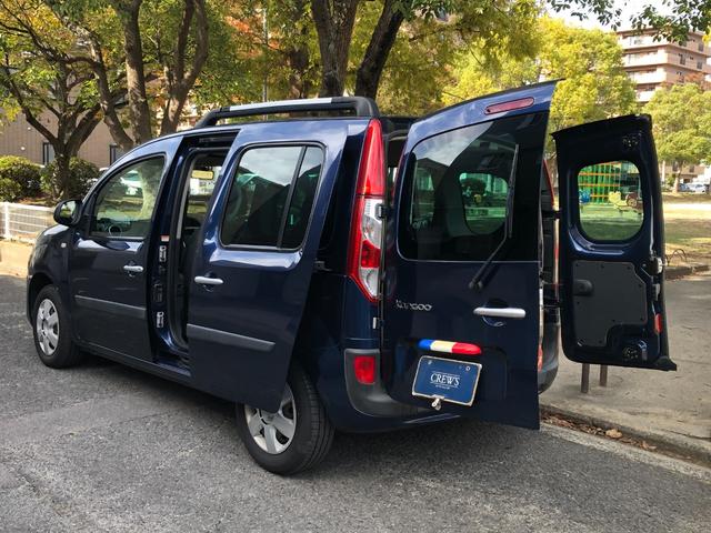 スライドドアとバックドアフルオープン状態です。お店の看板とか付けてお洒落なコマーシャルカーとして使うのも楽しいかもしれません。