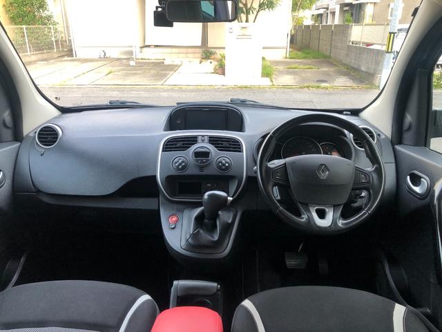 明るく視界も広いのでリラックスしてドライブ出来ます。丁寧に扱われていたのが伺えるきれいな車内です。