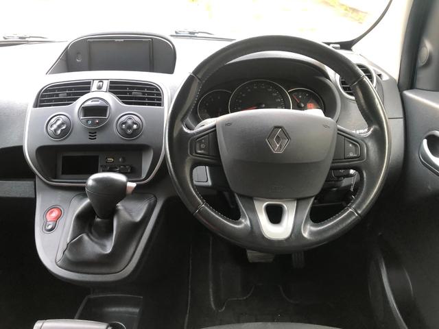 清潔な車内は禁煙車なので嫌な臭いもございません。