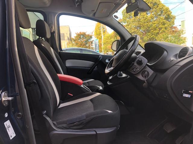 どのような体形の型でも違和感無くしっくり収まる運転席。本国では商用車として使われているタフな一面もございます。