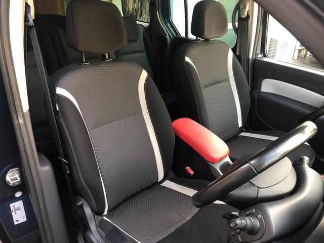 長距離走行でも疲労の少ないホールド感に優れたフランス車らしい快適シート。
