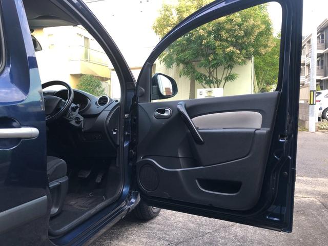 ドア内張やカーペットもきれいです。