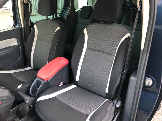 赤いアームレストがお洒落です