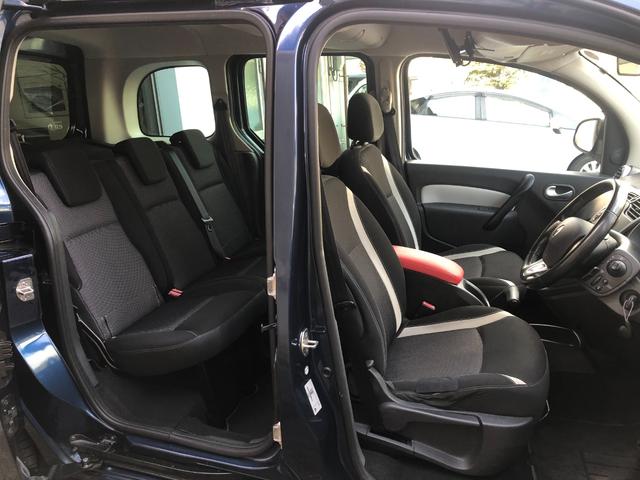 リアシートへは両側スライドドアより