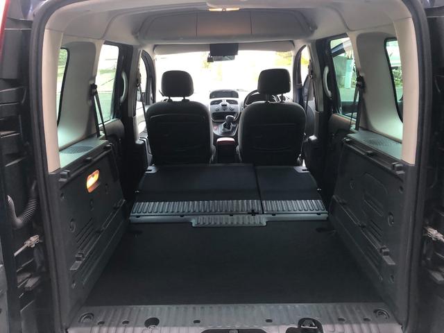 床面から天井までの高さ最大で１２０ｃｍ程あるので、背の高いモノでも余裕で積めます。リアシート倒すと更に広大なスペースとなります。