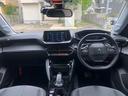 見やすく明るく清潔な運転席。プジョーらしくメーターパネルはステアリングの上方から視るようになります。まだ新車時の香りが残っているようなきれいな車内は、禁煙車なので嫌な臭いもございません。