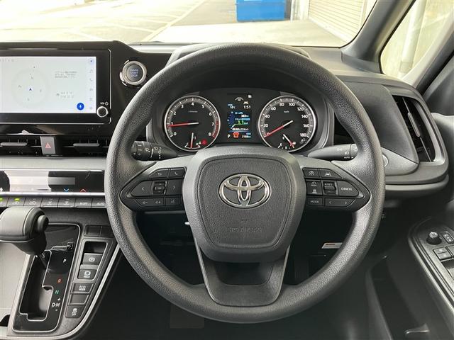 ノア Ｘ　クルマイスシヨウ　タイプ２　福祉車両　メモリーナビ　バックカメラ　衝突被害軽減システム　ドラレコ　両側電動スライド　ＬＥＤヘッドランプ　ウオークスルー　乗車定員７人　３列シート　ワンオーナー（5枚目）