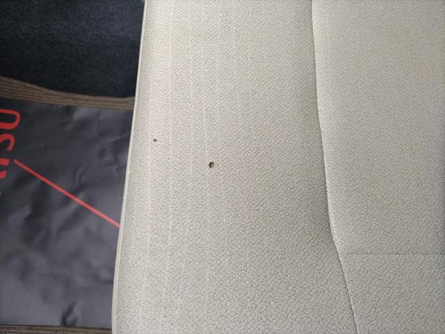 座席のシートに一部穴あき箇所があります。購入をご検討の際には現車の確認をお願いします。