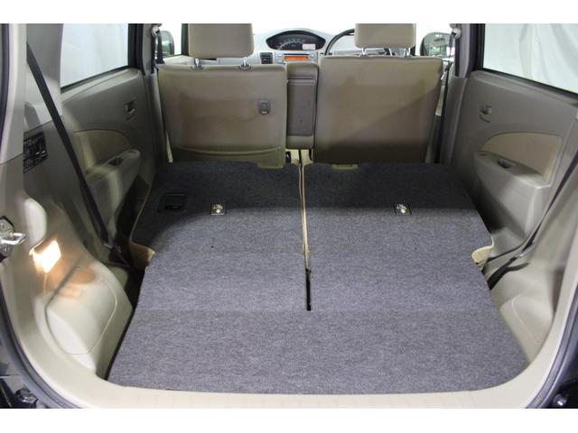 後部座席を折りたたむと大きめの荷物を積めるスペースになりますよ。