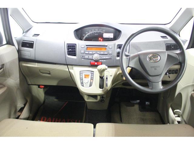 落ち着いたインパネデザインです。運転席から手の届く位置によく使うものが機能的配置されています。