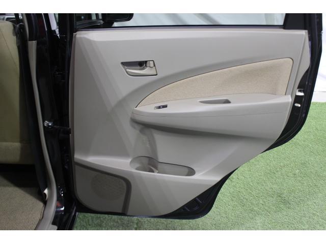 運転席のドアにも多彩な収納が付いています。