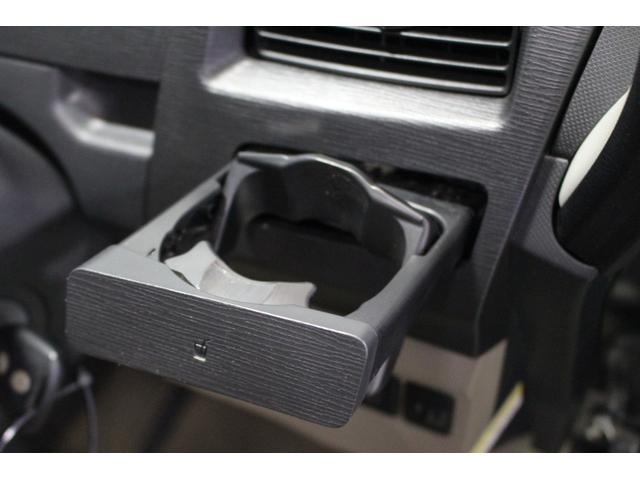 エアコンの前にドリンクホルダーがついています。