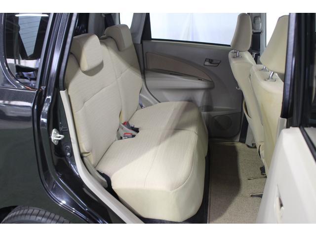 後部座席はコンパクトながらもゆったりとくつろげます。