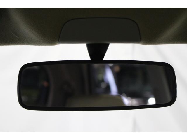 大きなルームミラーで後方もよく見えます。