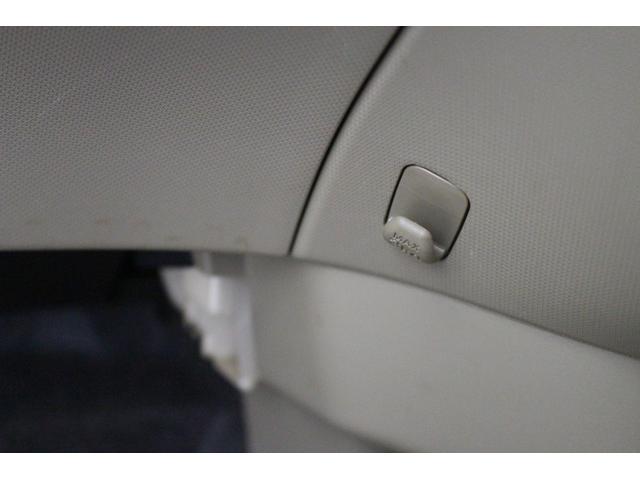 荷物をかけるのに便利なフックがついています。