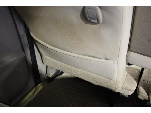 助手席の後ろにシートポケットが付いています。