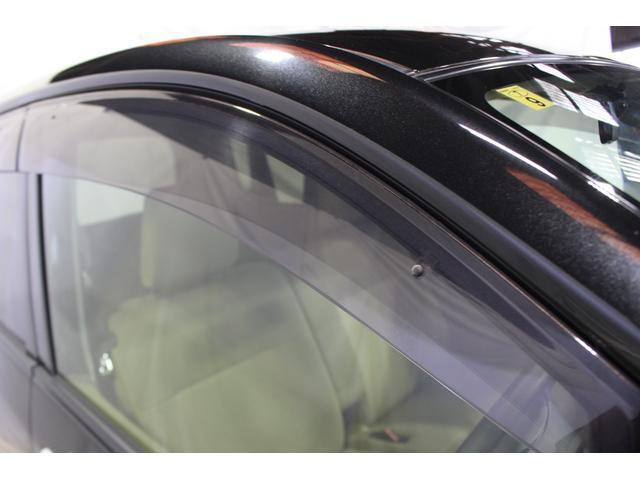 雨の日でも窓を開けられるドアバイザー付きです。