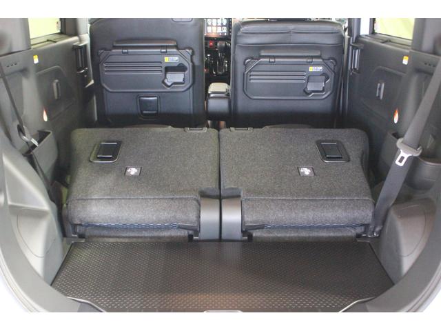 後部座席を折りたたむと大きめの荷物を積めるスペースになりますよ。
