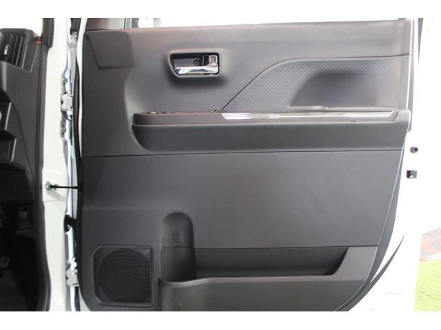 運転席のドアにも多彩な収納が付いています。