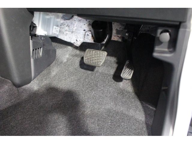 足元も広々しています。