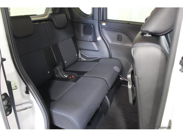 後部座席はコンパクトながらもゆったりとくつろげます。