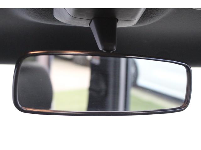 大きなルームミラーで後方もよく見えます。