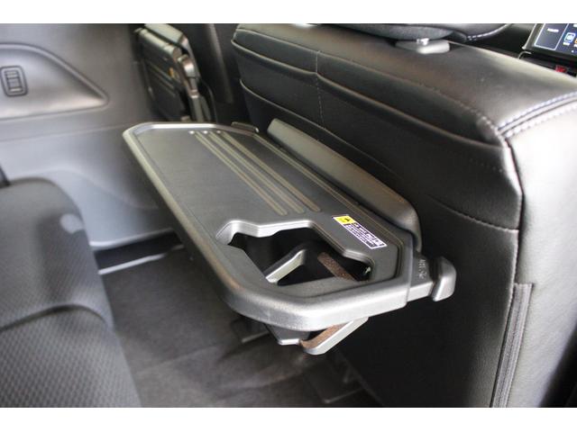 シートの後ろにテーブルがついています。