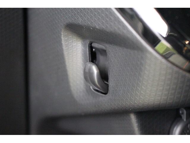 荷物をかけるのに便利なフックがついています。