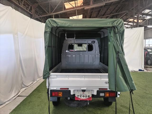 カーテンのように荷台のシートを開閉できます。