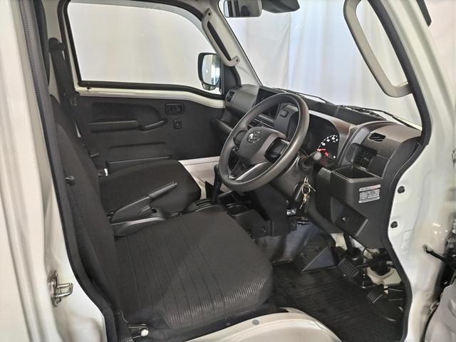 運転席から手の届く位置によく使うものが機能的に配置されています。