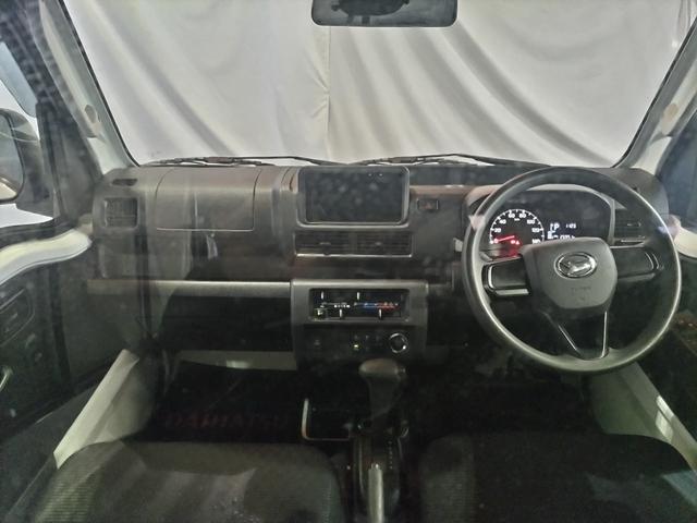 落ち着いたインパネデザインです。運転席から手の届く位置によく使うものが機能的配置されています。