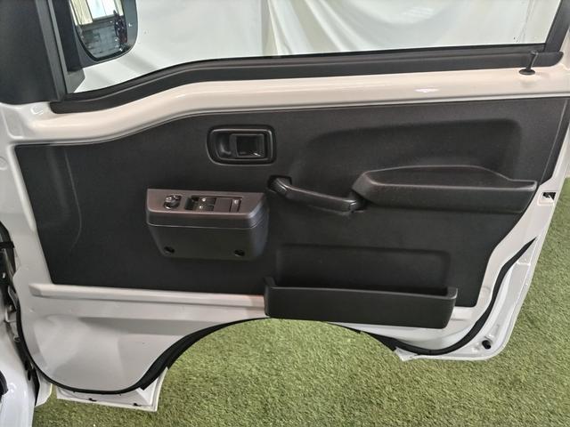 運転席のドアにも多彩な収納が付いています。