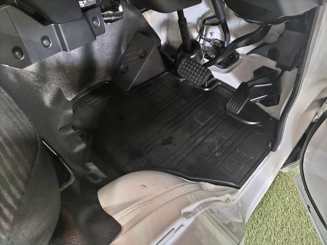 足元も広々しています。