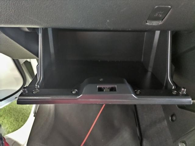 すぐに取り出せ、しまえる多彩な収納が付いています。