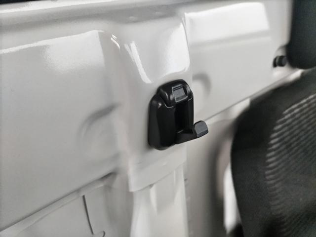 荷物をかけるのに便利なフックがついています。