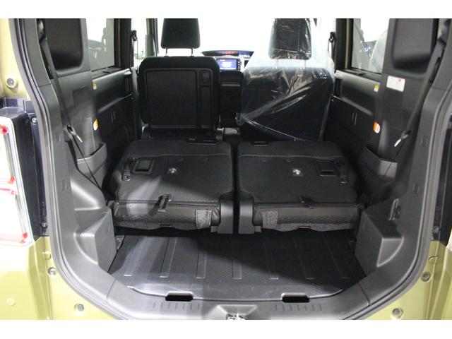 後部座席を折りたたむと大きめの荷物を積めるスペースになりますよ。