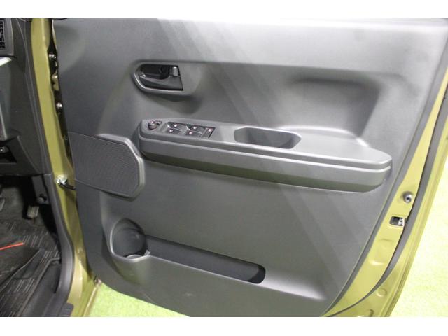 運転席のドアにも多彩な収納が付いています。