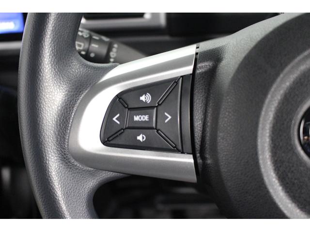手元のスイッチでナビの操作ができるステアリングスイッチがついています。