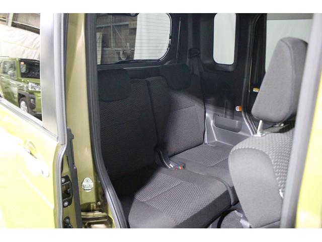 後部座席はコンパクトながらもゆったりとくつろげます。