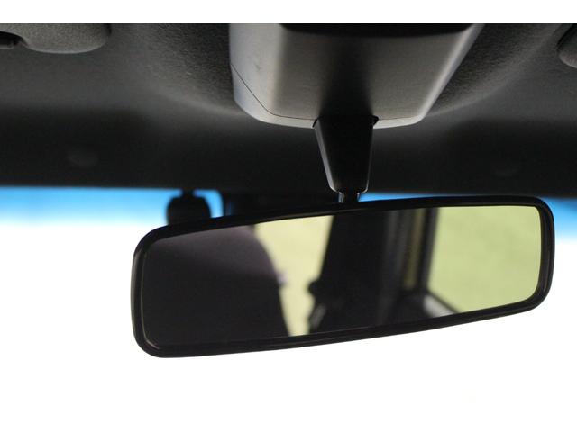 大きなルームミラーで後方もよく見えます。