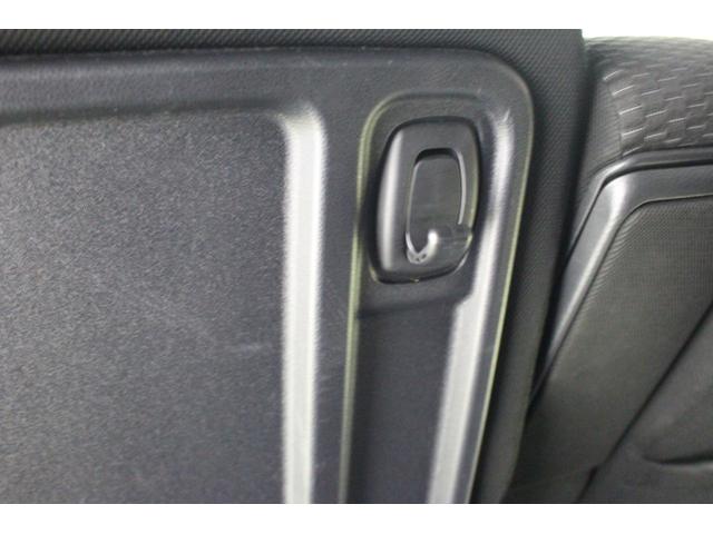 荷物をかけるのに便利なフックがついています。