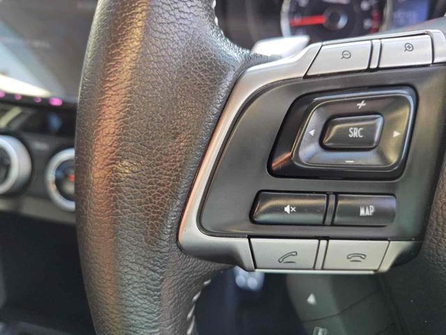 自ら操るハンドル！ドライバーの生命線です。目線を大きくそらすことなくボタンの操作を行うことができるので、安全にも配慮できますね。