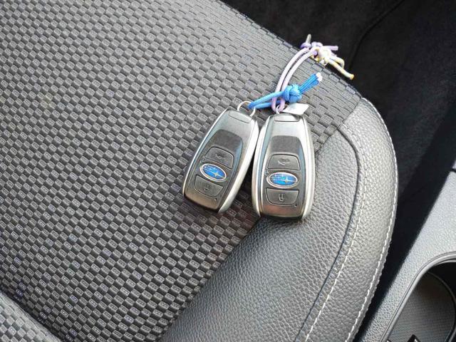 付いてて便利！とても人気の高い装備のスマートキーシステム。キーを携帯しているだけで、ドアロックの開閉並びにエンジンの始動が可能な装備です。プッシュスタートですのでエンジンの始動もボタンを押すだけです