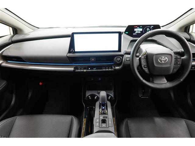 スタイリッシュなデザインのインパネ。各操作スイッチは使いやすい位置に配置されてます。