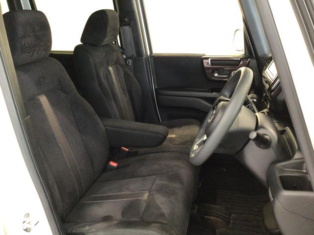 【前席】充分な広さを確保した、快適な前席！インテリアカラーも落ち着いたお色です♪センターアームレストも付いて、リラックスした姿勢で運転していただけます♪