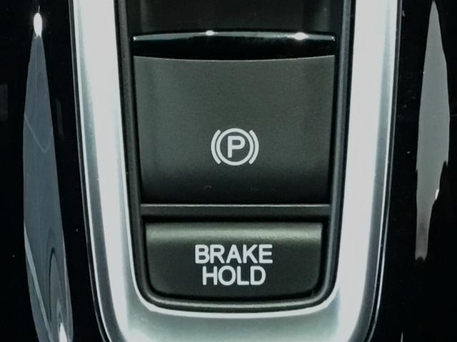 指先の操作でパーキングブレーキの「作動と解除」が行うことができる装備。ブレーキペダルから足を離しても停止し続けてくれるオートブレーキホールド機能。信号待ちなどの際には便利。ＥＣＯ運転で低燃費走行♪