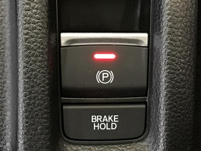 指先の操作でパーキングブレーキの「作動と解除」が行うことができる装備。ブレーキペダルから足を離しても停止し続けてくれるオートブレーキホールド機能。信号待ちなどの際には便利。ＥＣＯ運転で低燃費走行♪