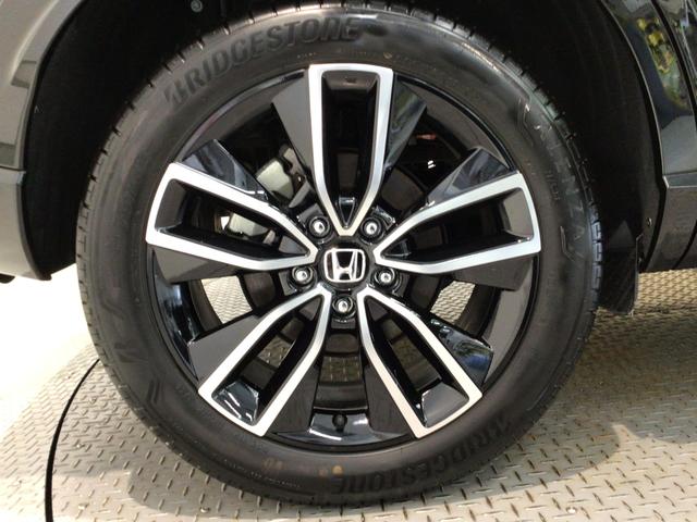 【アルミホイール】純正アルミホイール装備！足元を際立たせ、軽快な走りを演出します！印象もアップし、スタイルも引き締まります！スポーティーさの中にラグジュアリーを感じさせるデザインですね♪