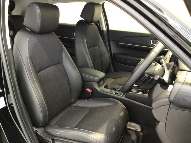 体を包み込むような形状でホールド感のあるフロントシート。しっかりと支えてくれるので長時間の運転を快適にサポートしてくれます。もちろん足元もゆったりしてますのでおくつろぎいただけます♪