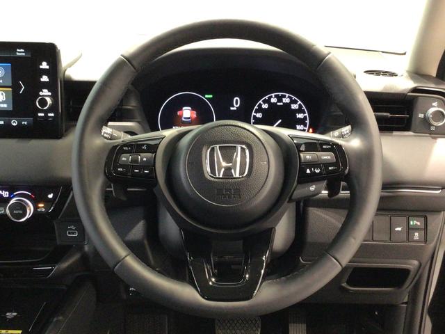 運転にかかわる様々な操作を安全に行えるように視点移動が少なく操作性に配慮されたスイッチ類が凝縮されたコクピットです。